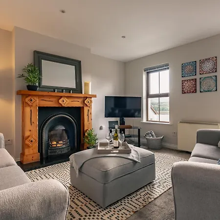 2 Bedroom In With Sea Views To Sleep 4 *